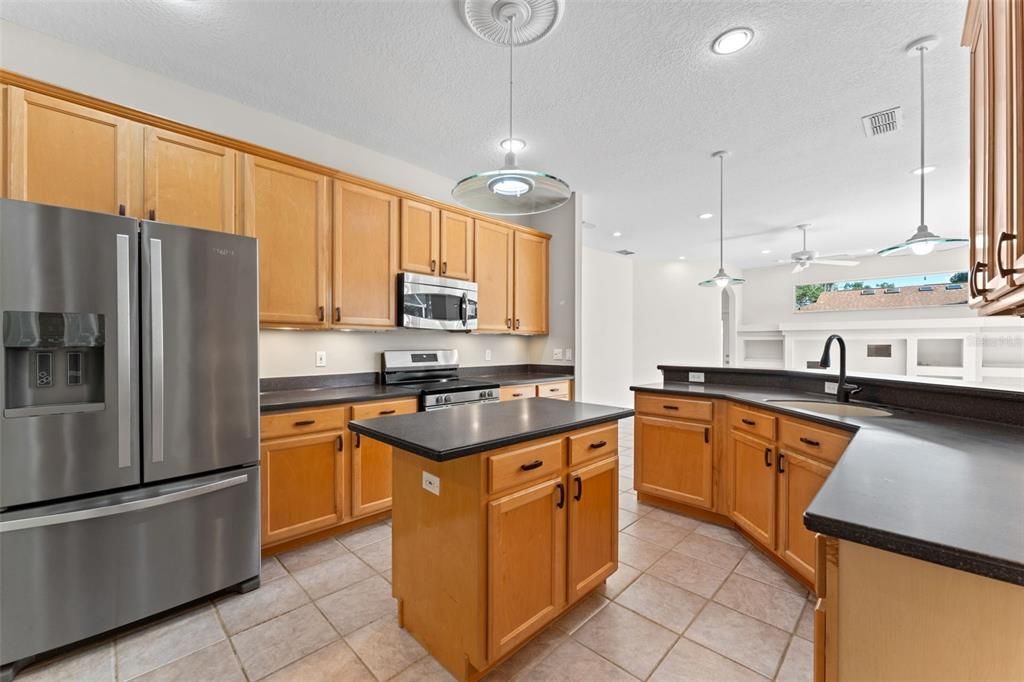 For Sale: $580,000 (4 beds, 3 baths, 2578 Square Feet)