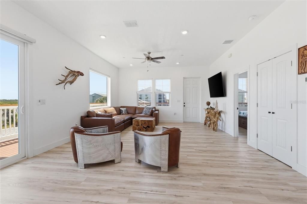 For Sale: $1,199,999 (3 beds, 2 baths, 1588 Square Feet)