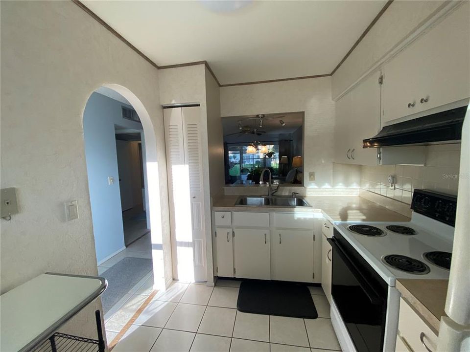 For Sale: $123,000 (2 beds, 1 baths, 806 Square Feet)