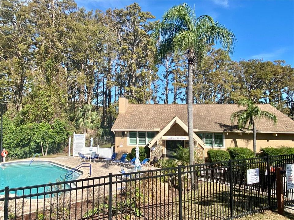 For Sale: $123,000 (2 beds, 1 baths, 806 Square Feet)