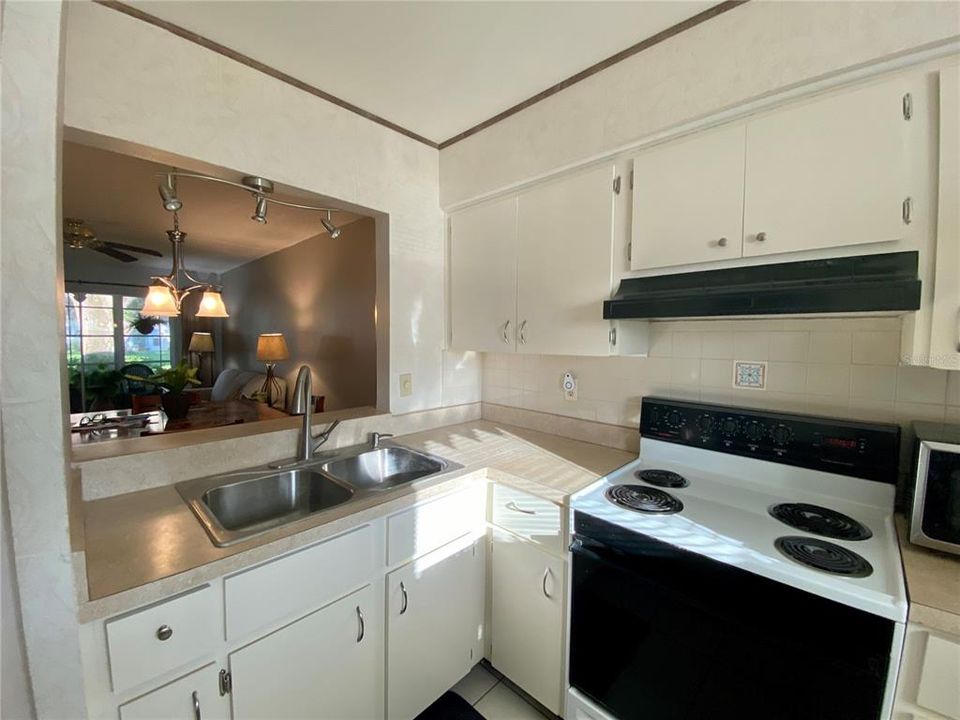 For Sale: $123,000 (2 beds, 1 baths, 806 Square Feet)