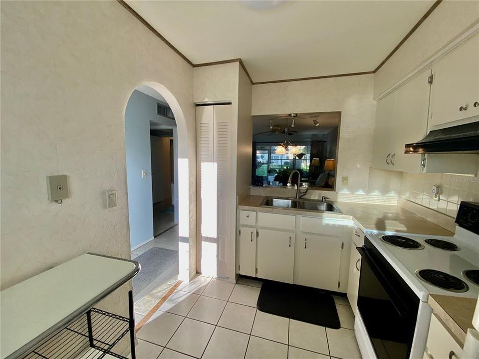 For Sale: $123,000 (2 beds, 1 baths, 806 Square Feet)