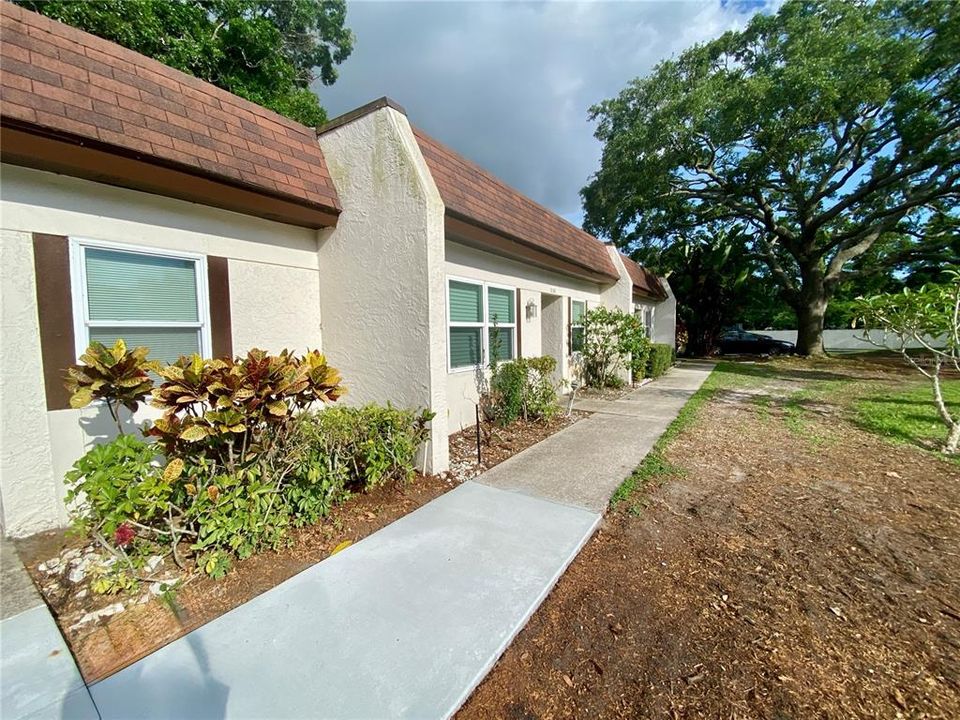 For Sale: $123,000 (2 beds, 1 baths, 806 Square Feet)