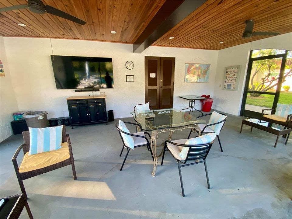 For Sale: $123,000 (2 beds, 1 baths, 806 Square Feet)
