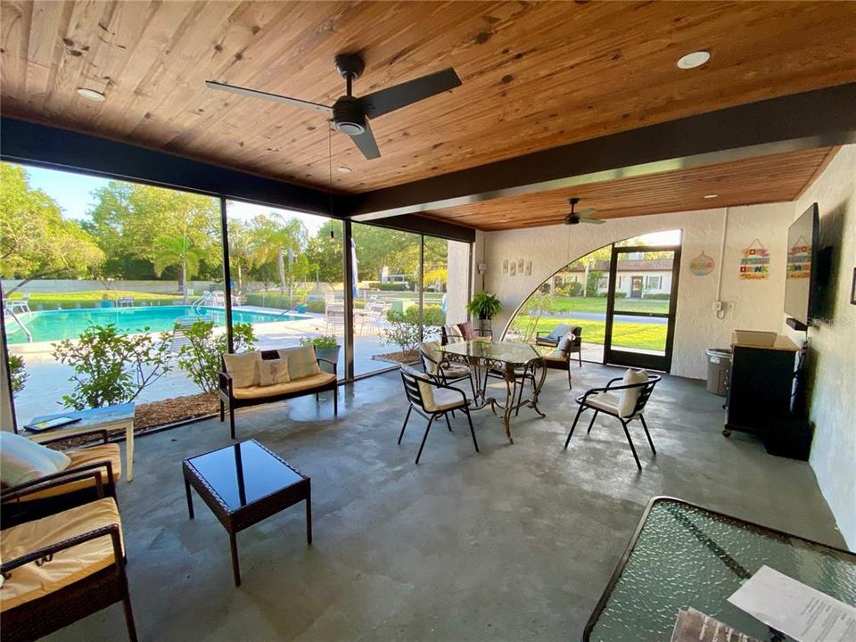 For Sale: $123,000 (2 beds, 1 baths, 806 Square Feet)