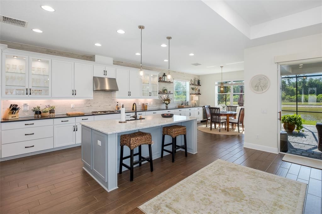 Activo con contrato: $849,999 (4 camas, 3 baños, 2706 Pies cuadrados)