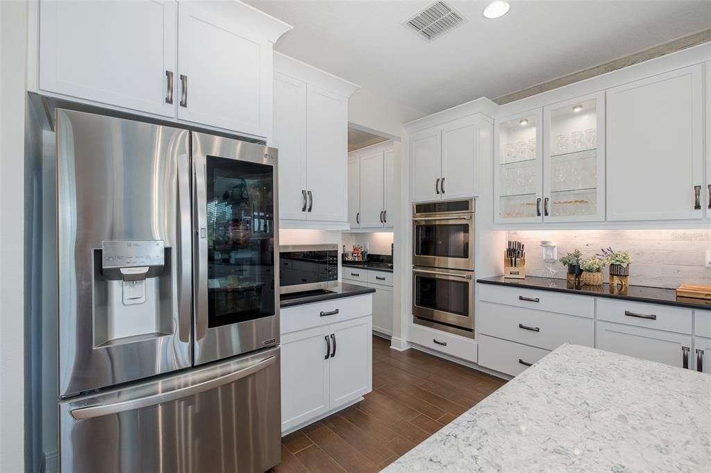 Activo con contrato: $849,999 (4 camas, 3 baños, 2706 Pies cuadrados)