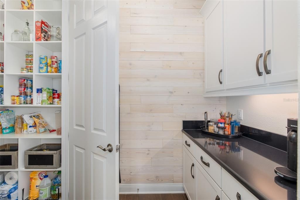 Activo con contrato: $849,999 (4 camas, 3 baños, 2706 Pies cuadrados)