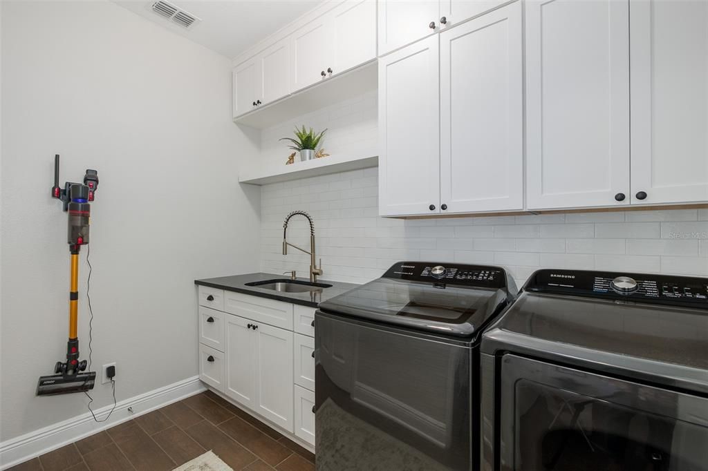 Activo con contrato: $849,999 (4 camas, 3 baños, 2706 Pies cuadrados)