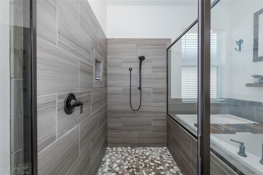 Activo con contrato: $849,999 (4 camas, 3 baños, 2706 Pies cuadrados)
