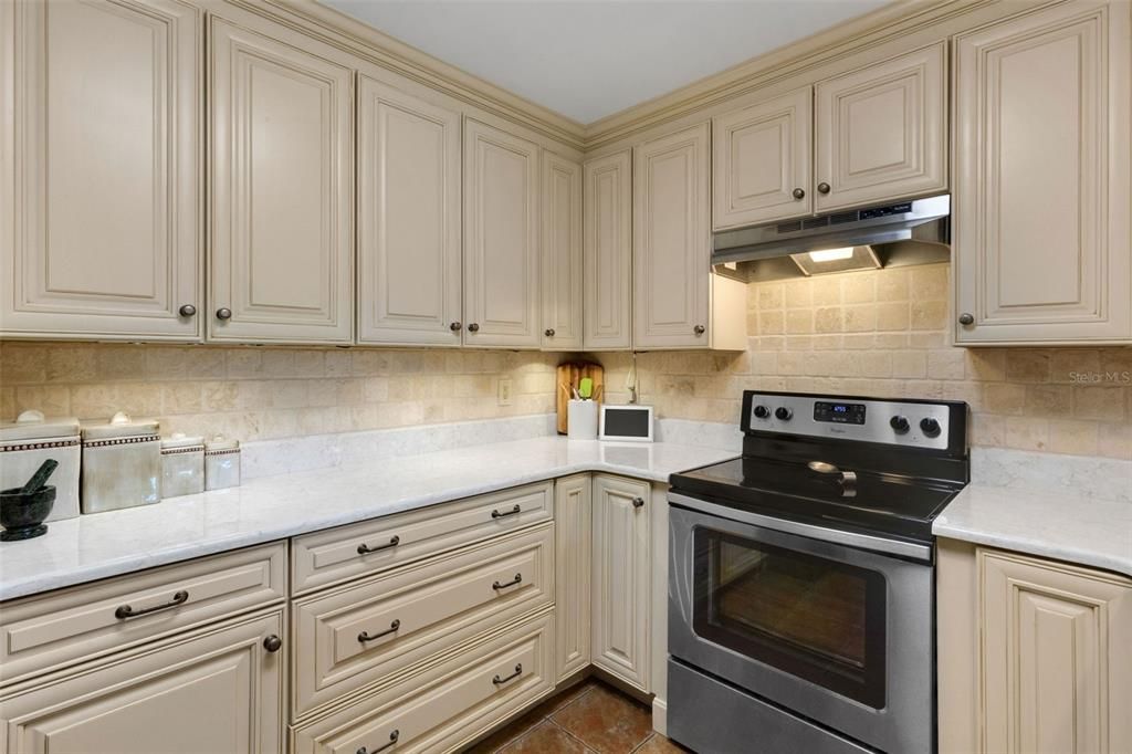 For Sale: $554,000 (2 beds, 2 baths, 1963 Square Feet)