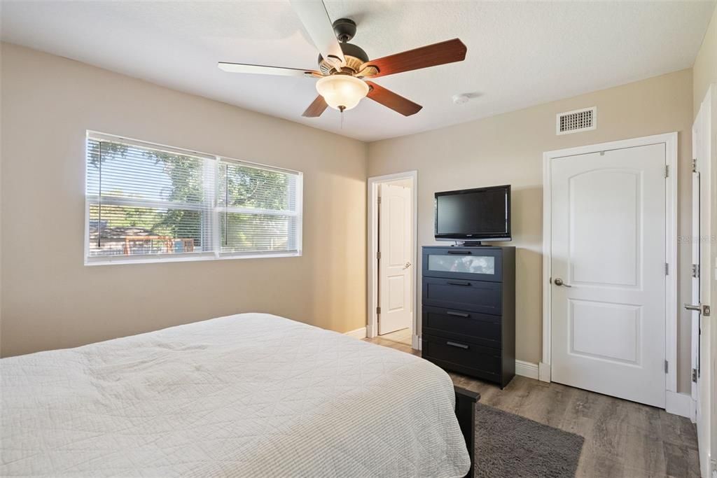 For Sale: $348,000 (3 beds, 2 baths, 1386 Square Feet)