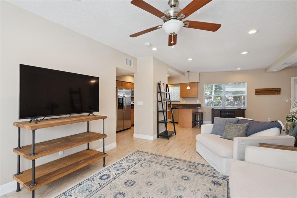 For Sale: $348,000 (3 beds, 2 baths, 1386 Square Feet)