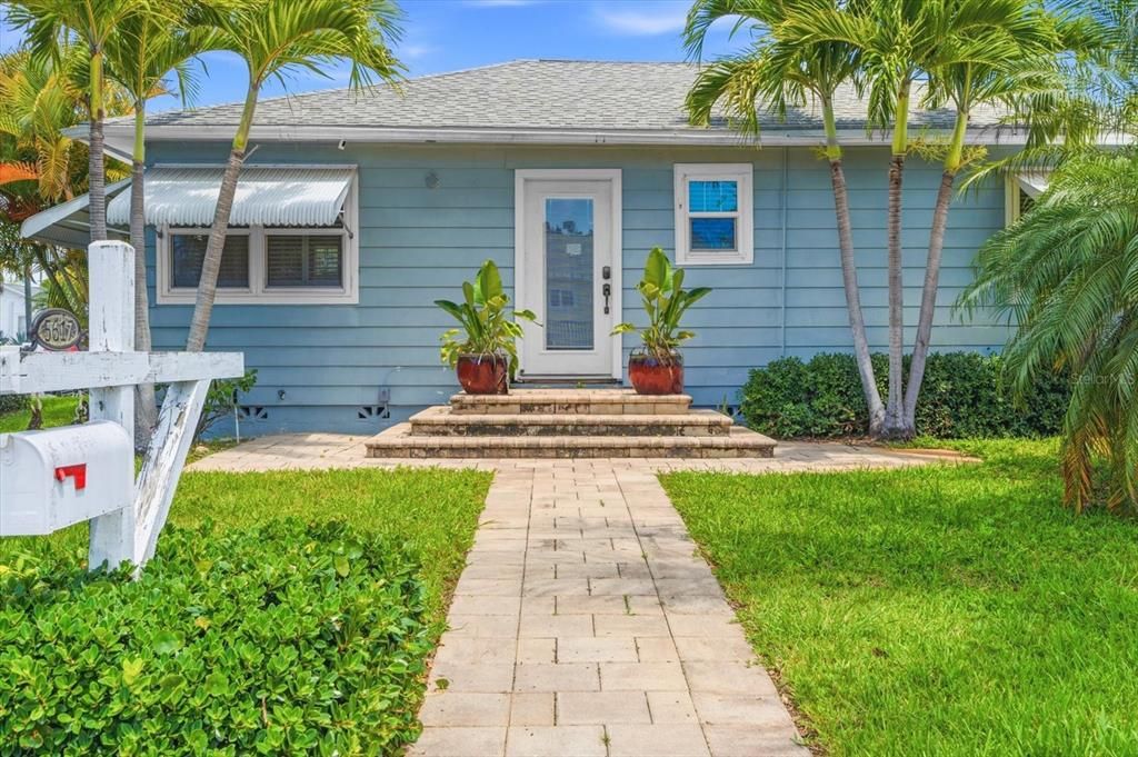 For Sale: $348,000 (2 beds, 1 baths, 864 Square Feet)