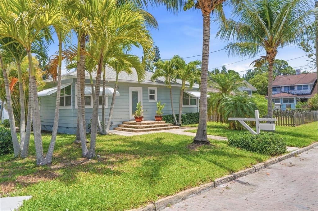 For Sale: $348,000 (2 beds, 1 baths, 864 Square Feet)