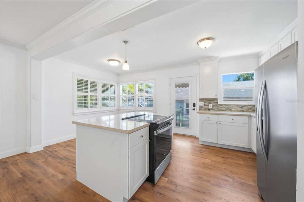 For Sale: $348,000 (2 beds, 1 baths, 864 Square Feet)