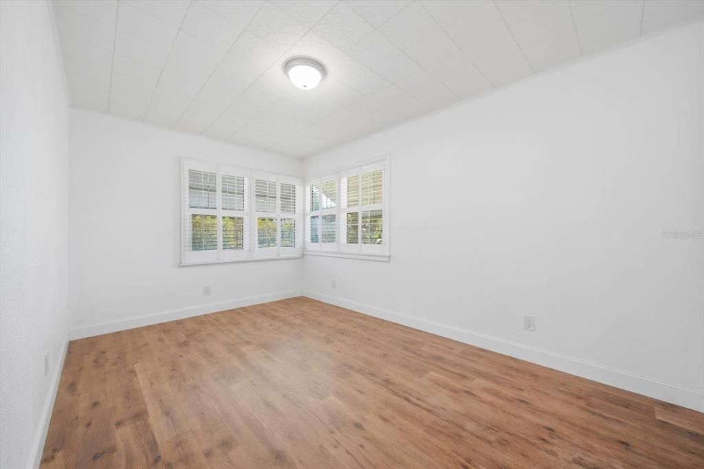 For Sale: $348,000 (2 beds, 1 baths, 864 Square Feet)