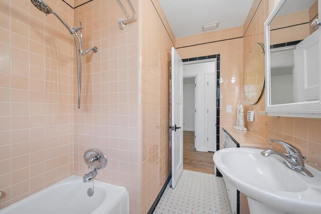 For Sale: $348,000 (2 beds, 1 baths, 864 Square Feet)