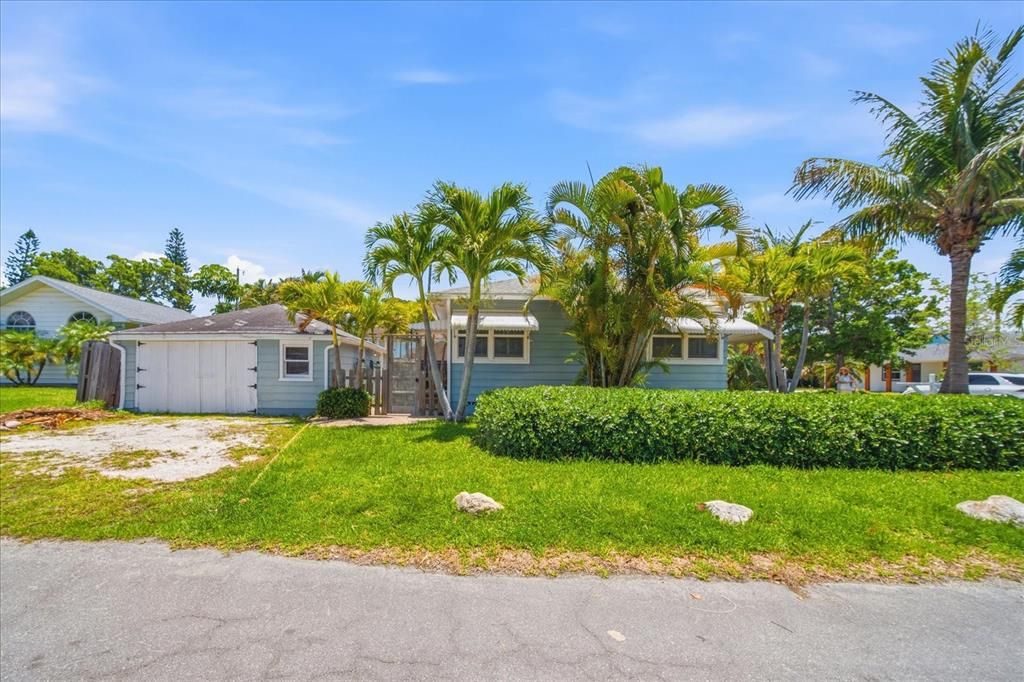 For Sale: $348,000 (2 beds, 1 baths, 864 Square Feet)