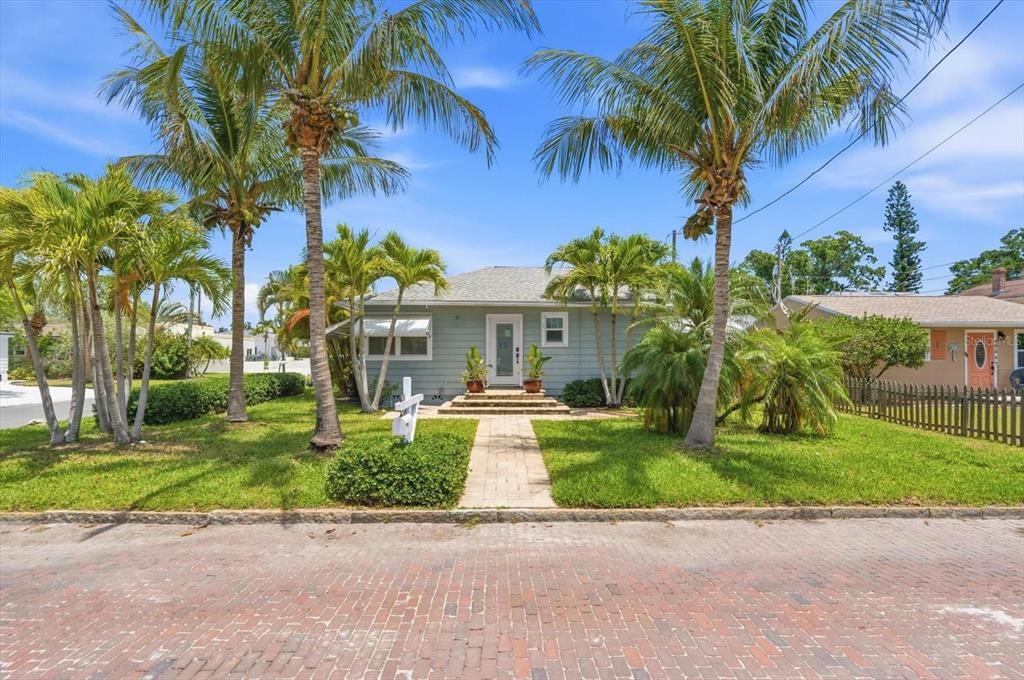 For Sale: $348,000 (2 beds, 1 baths, 864 Square Feet)