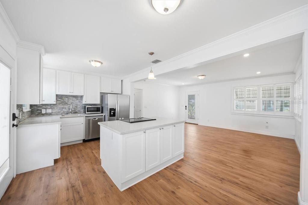For Sale: $348,000 (2 beds, 1 baths, 864 Square Feet)