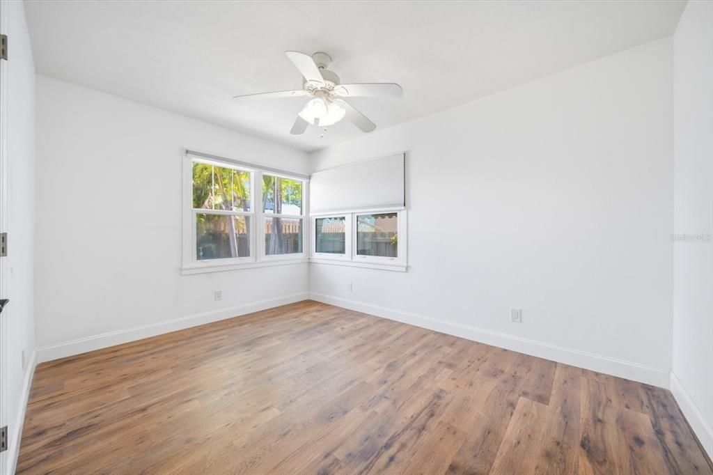 For Sale: $348,000 (2 beds, 1 baths, 864 Square Feet)