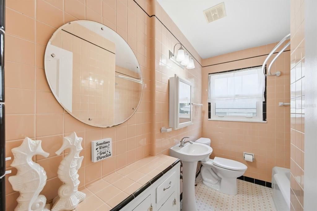 For Sale: $348,000 (2 beds, 1 baths, 864 Square Feet)