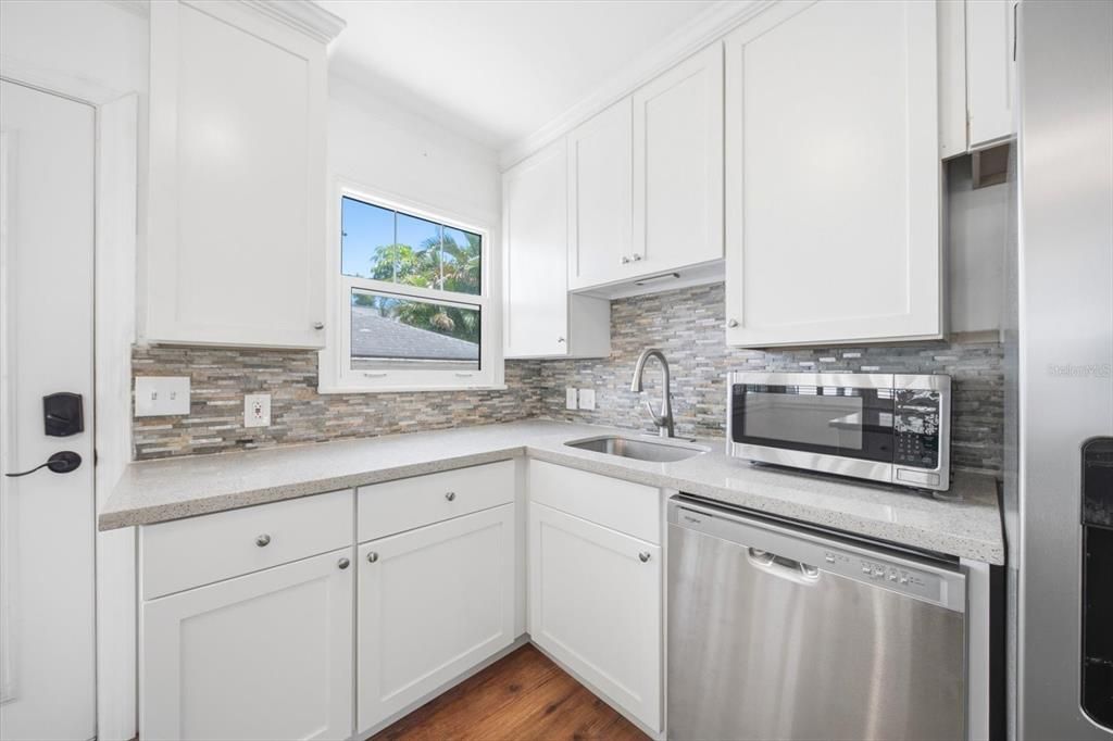 For Sale: $348,000 (2 beds, 1 baths, 864 Square Feet)