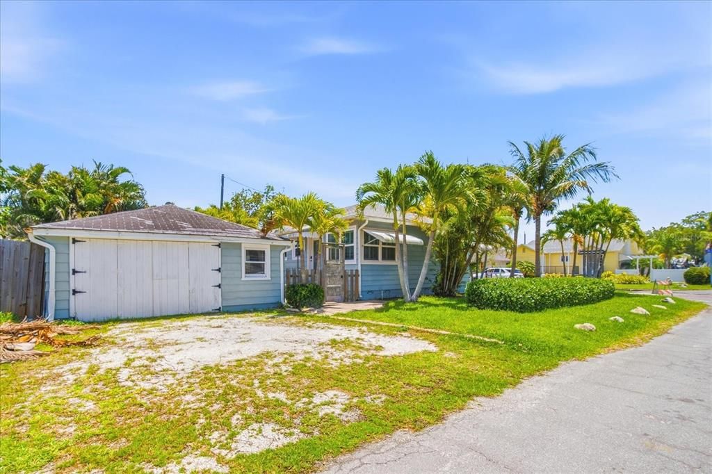 For Sale: $348,000 (2 beds, 1 baths, 864 Square Feet)
