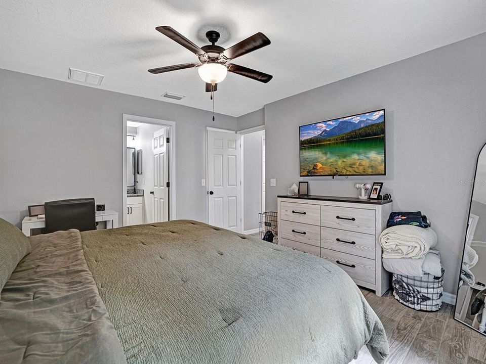 For Sale: $399,900 (3 beds, 2 baths, 1385 Square Feet)
