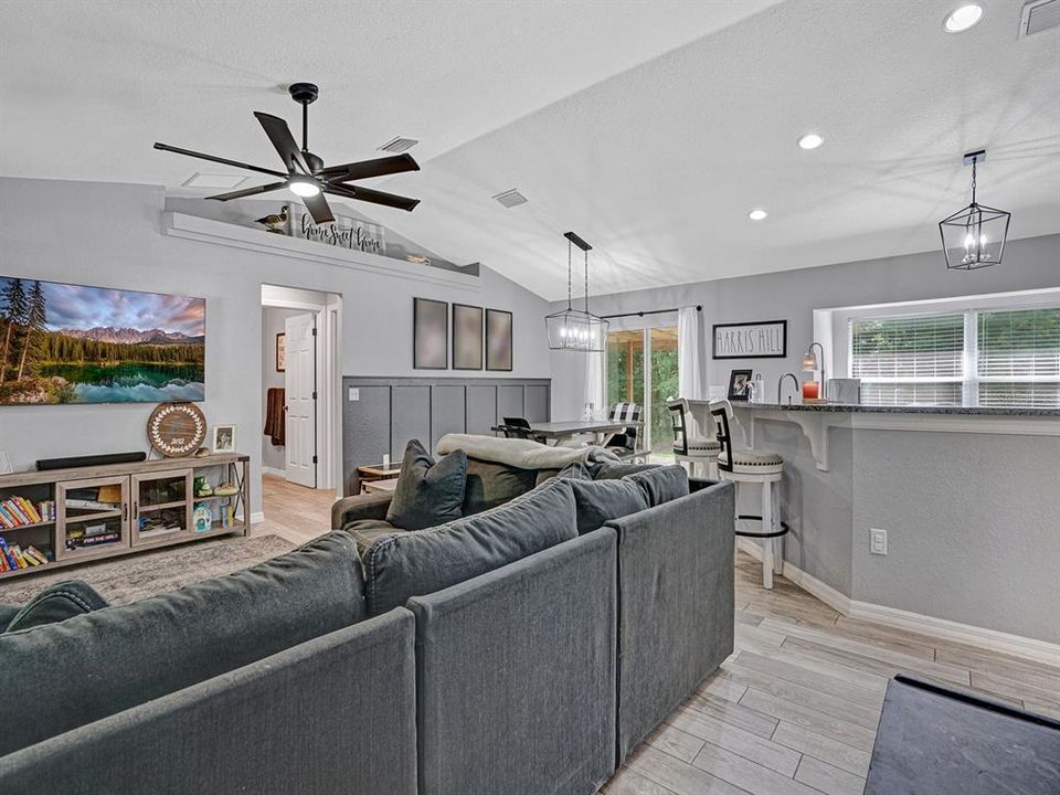 For Sale: $399,900 (3 beds, 2 baths, 1385 Square Feet)