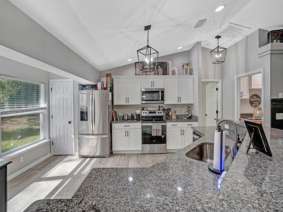 For Sale: $399,900 (3 beds, 2 baths, 1385 Square Feet)