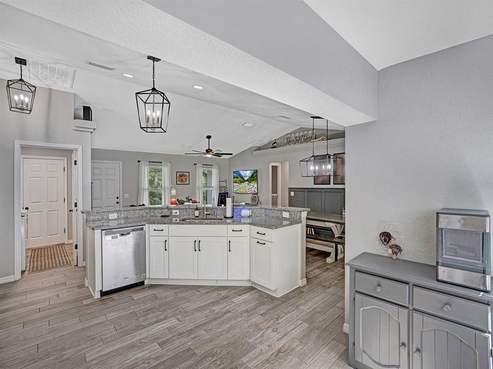 For Sale: $399,900 (3 beds, 2 baths, 1385 Square Feet)