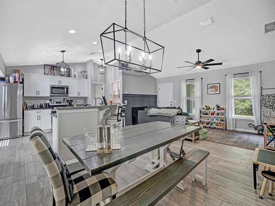 For Sale: $399,900 (3 beds, 2 baths, 1385 Square Feet)