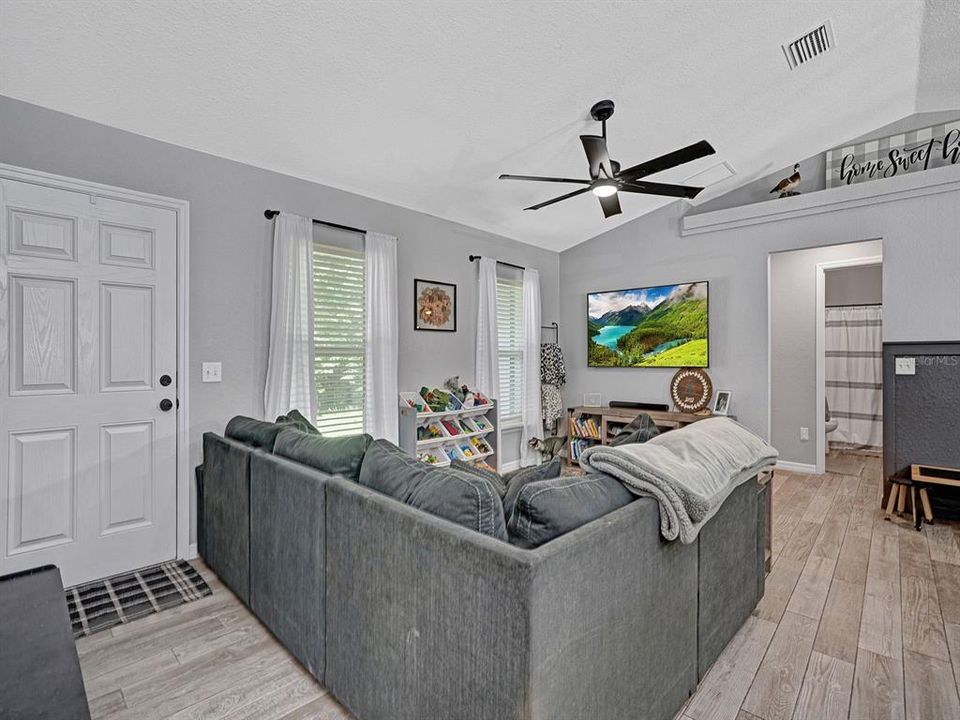 For Sale: $399,900 (3 beds, 2 baths, 1385 Square Feet)