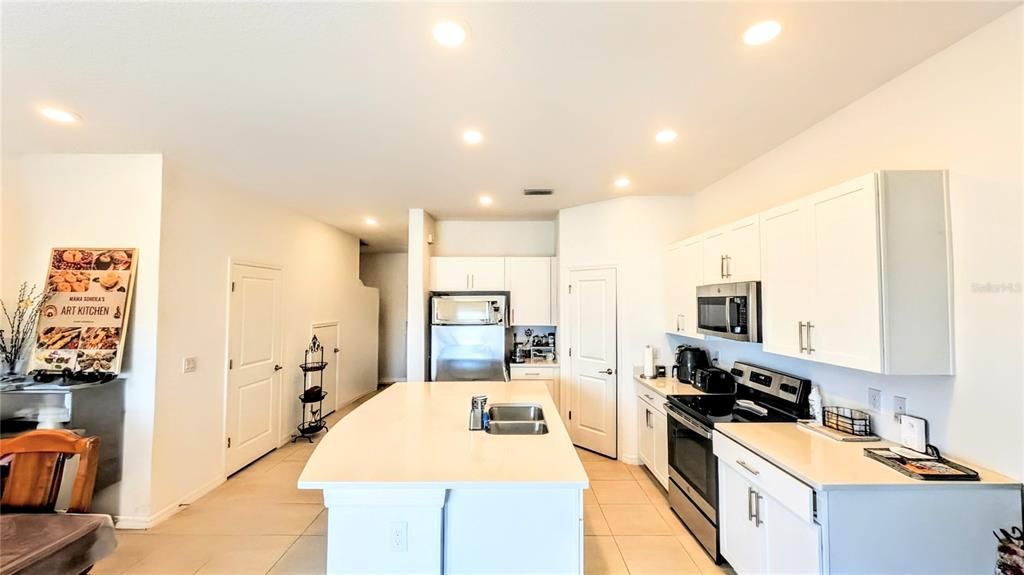 For Rent: $2,350 (3 beds, 2 baths, 1373 Square Feet)