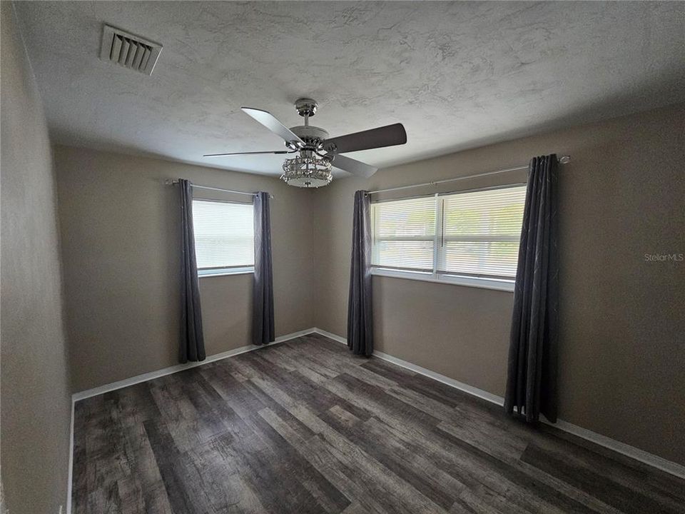 For Rent: $1,300 (2 beds, 1 baths, 960 Square Feet)