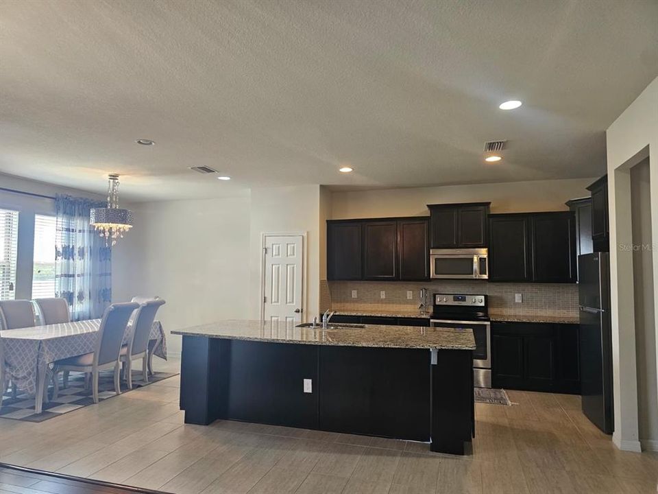 En Venta: $385,000 (3 camas, 2 baños, 2660 Pies cuadrados)