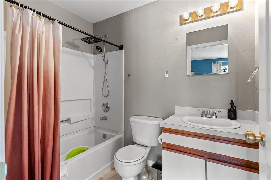 For Sale: $225,000 (2 beds, 2 baths, 1296 Square Feet)