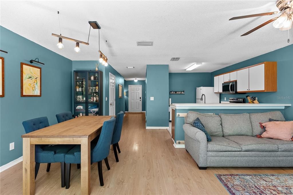 For Sale: $225,000 (2 beds, 2 baths, 1296 Square Feet)