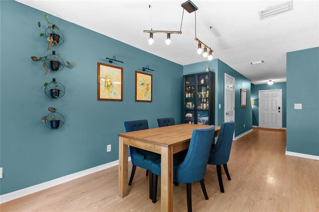 For Sale: $225,000 (2 beds, 2 baths, 1296 Square Feet)