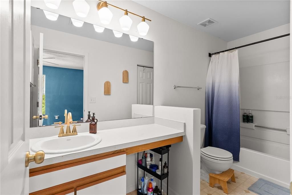 For Sale: $225,000 (2 beds, 2 baths, 1296 Square Feet)