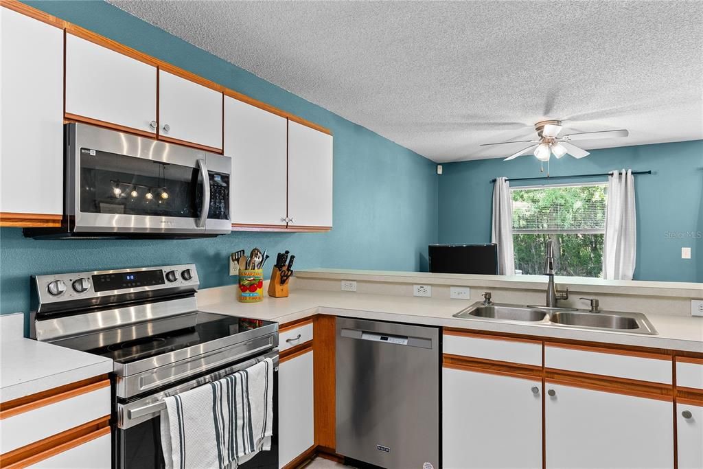 For Sale: $225,000 (2 beds, 2 baths, 1296 Square Feet)