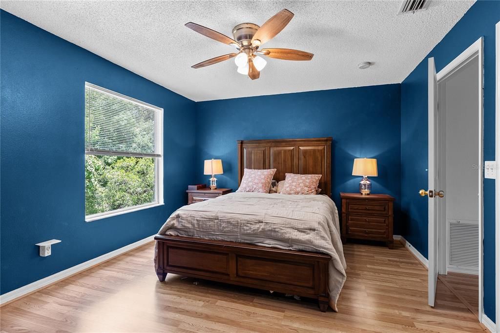 For Sale: $225,000 (2 beds, 2 baths, 1296 Square Feet)