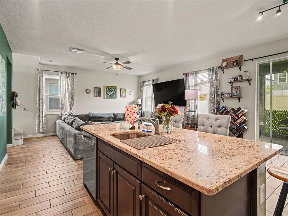 En Venta: $365,000 (3 camas, 2 baños, 1936 Pies cuadrados)