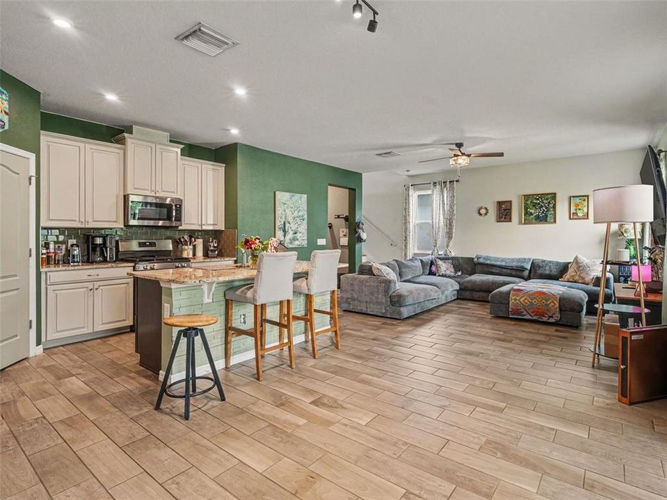 En Venta: $365,000 (3 camas, 2 baños, 1936 Pies cuadrados)