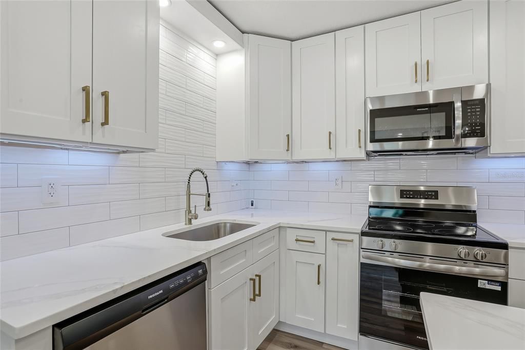 For Sale: $335,000 (3 beds, 2 baths, 1188 Square Feet)