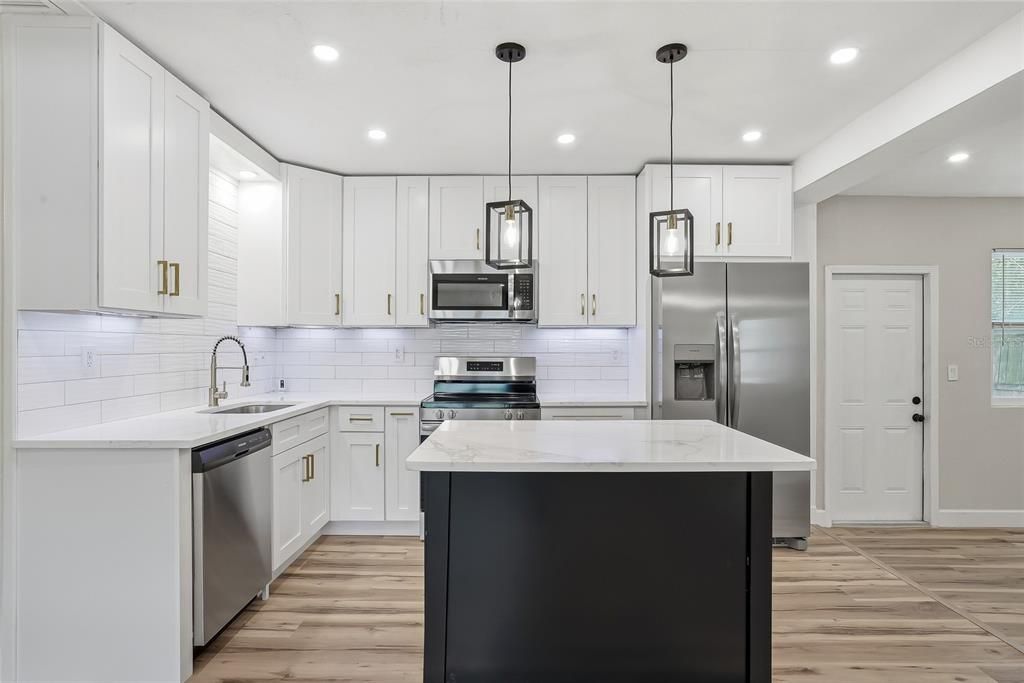 For Sale: $335,000 (3 beds, 2 baths, 1188 Square Feet)