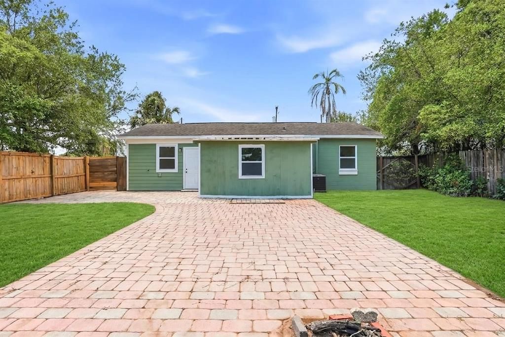 For Sale: $335,000 (3 beds, 2 baths, 1188 Square Feet)