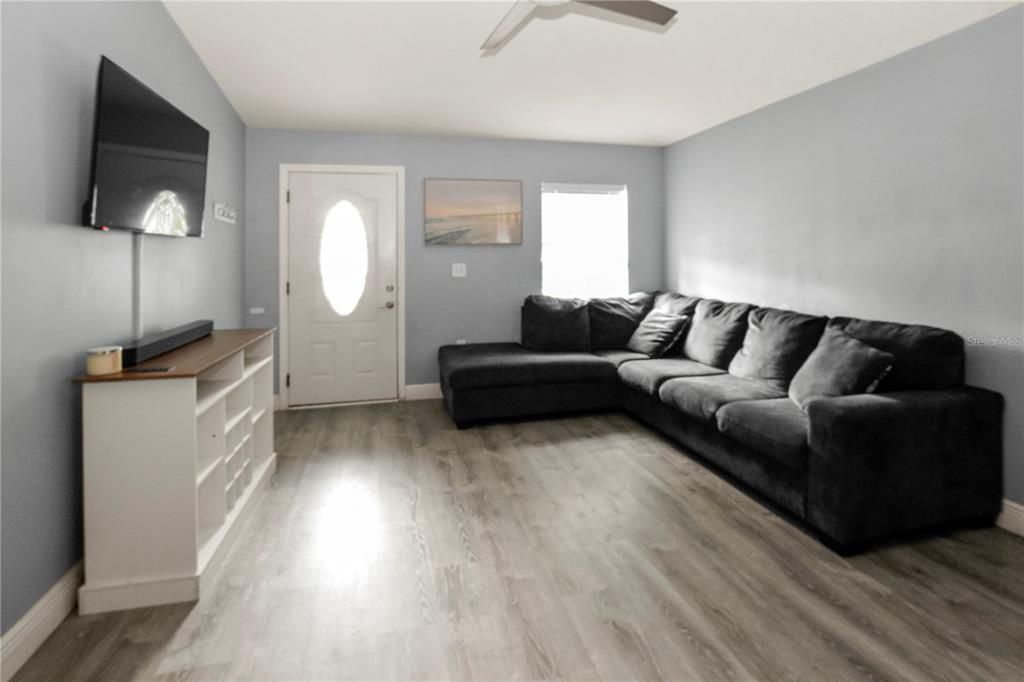 For Sale: $300,000 (3 beds, 2 baths, 996 Square Feet)